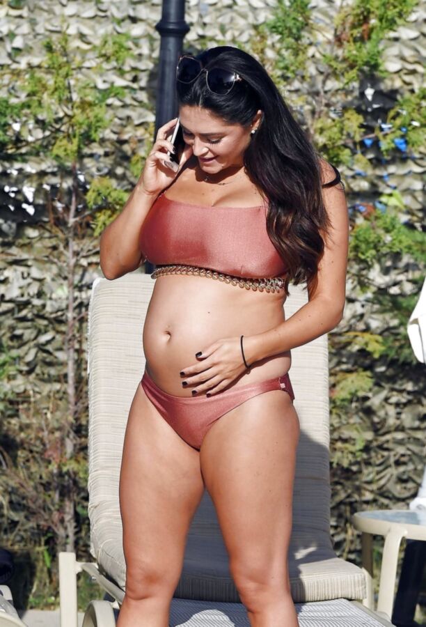 Die schwangere und vollbusige Casey Batchelor