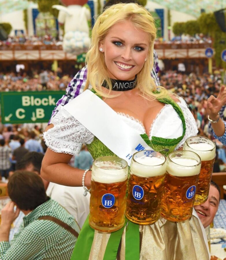 Fesche Madln im Dirndl zum Achtzigst`n