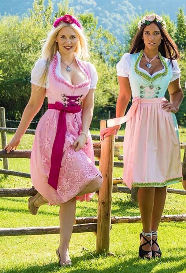 Fesche Madln im Dirndl zum Achtzigst`n