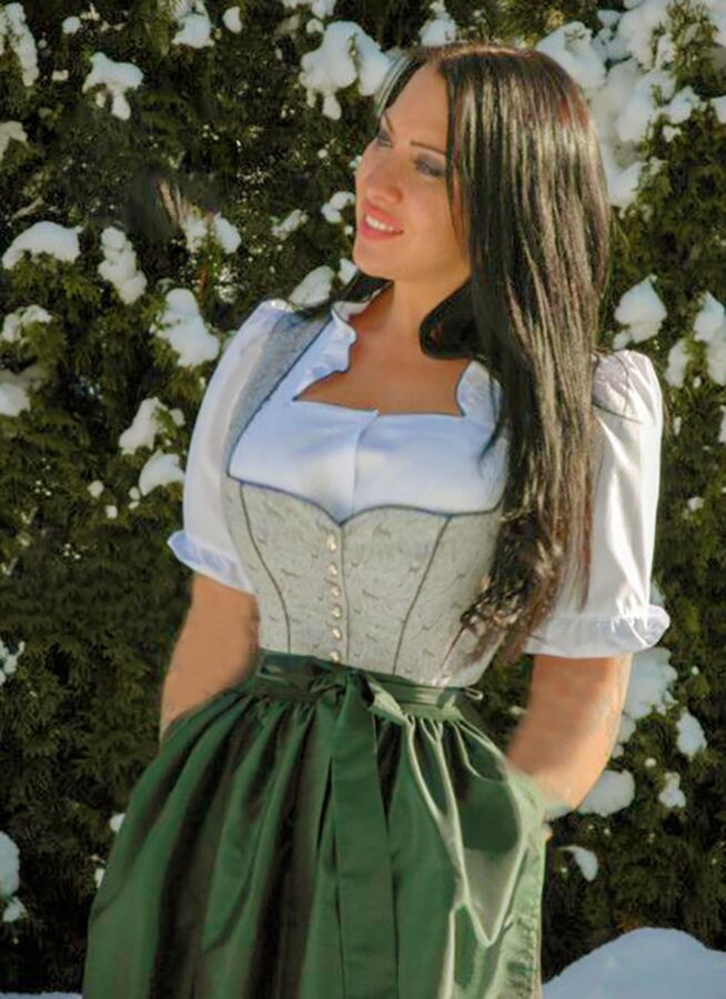 Fesche Madln im Dirndl zum Achtzigst`n