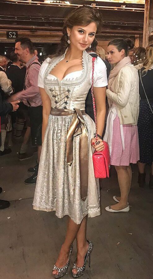 Fesche Madln im Dirndl zum Achtzigst`n