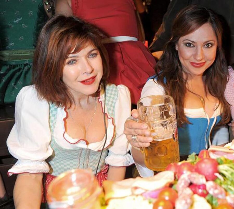 Fesche Madln im Dirndl zum Zweiundachtzigst`n