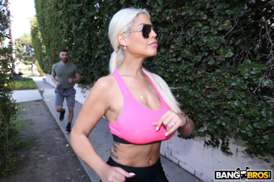 Bridgette B – Analfick der vollbusigen Joggerin