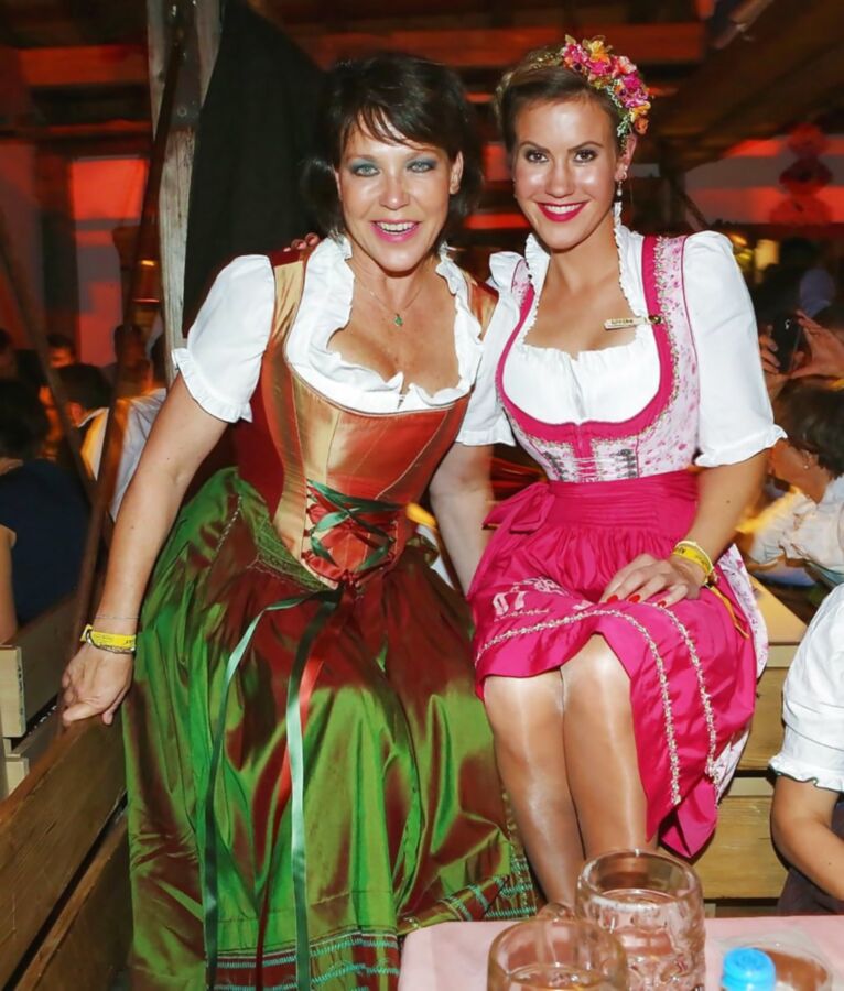 Fesche Madln im Dirndl zum Hundertsechszehnt`n