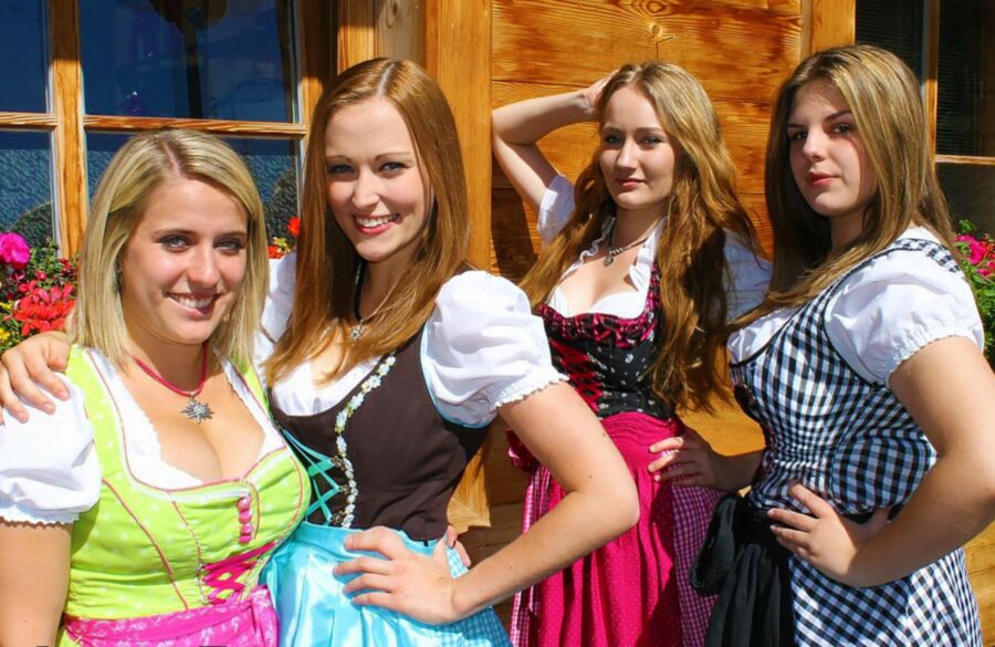 Fesche Madln im Dirndl zum Hundertsechszehnt`n