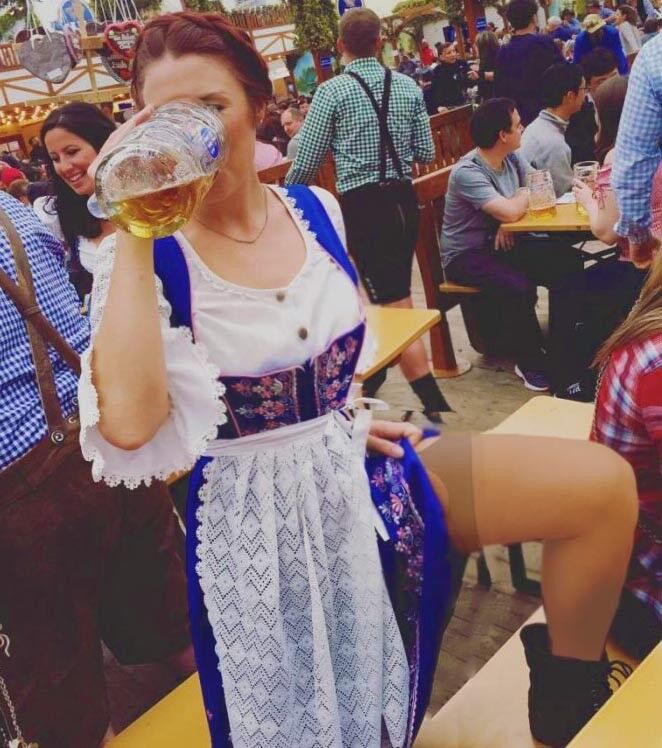 Fesche Madln im Dirndl zum Hundertsechszehnt`n