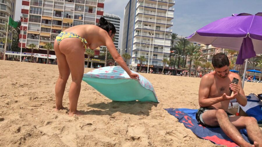 .....beach voyeur....milfs