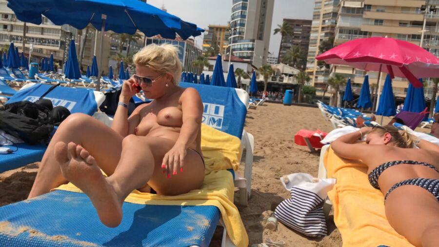 .....voyeur de plage....milfs