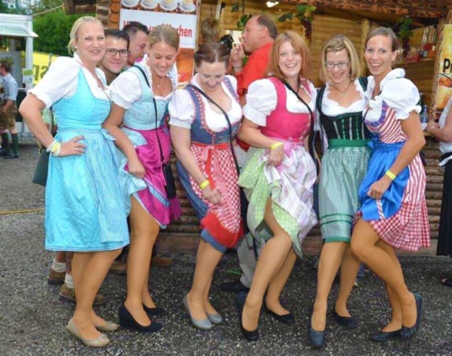 Fesche Madln im Dirndl zum Hundertsechsunddreisigst`n