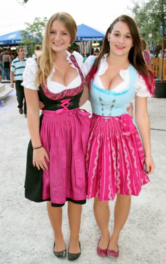 Fesche Madln im Dirndl zum Hundertsechsunddreisigst`n