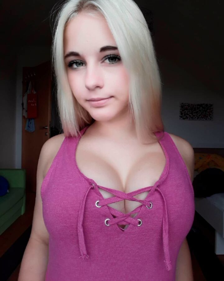 Blonde vollbusige deutsche Amateurin