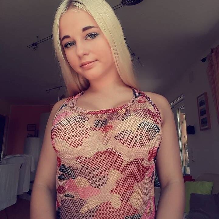 Blonde vollbusige deutsche Amateurin