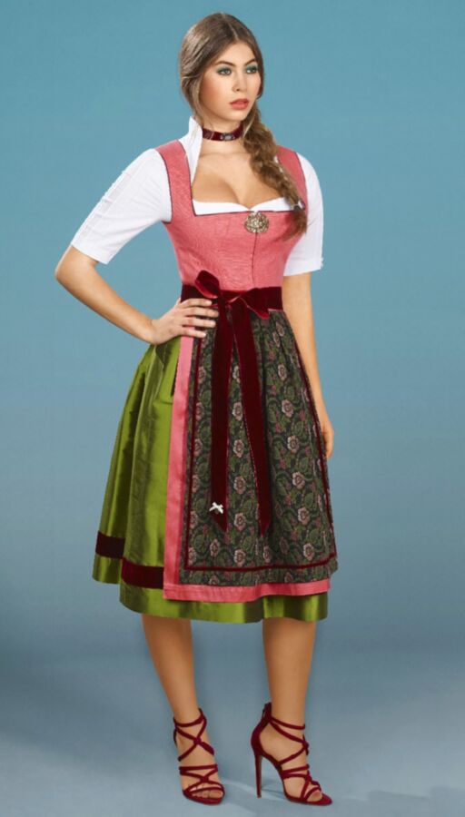 Fesche Madln im Dirndl zum Hundertachtundviersigst`n