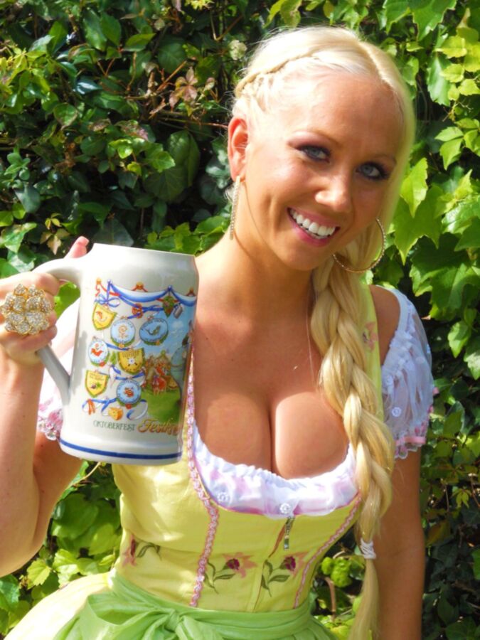 Fesche Madln im Dirndl zum Hundertachtundviersigst`n