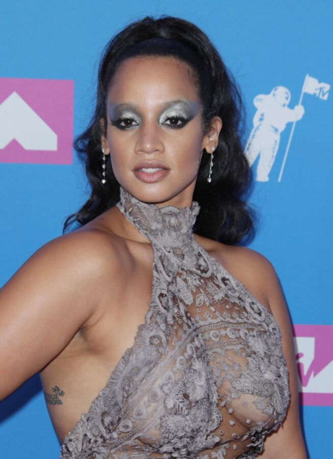 Dascha Polanco: fotos transparentes desnudas y sexys de la nena tetona