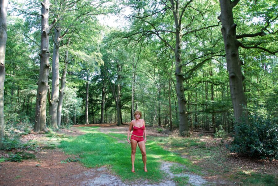 marjan van gessel, salope d'utrecht, en haut et culotte rouges