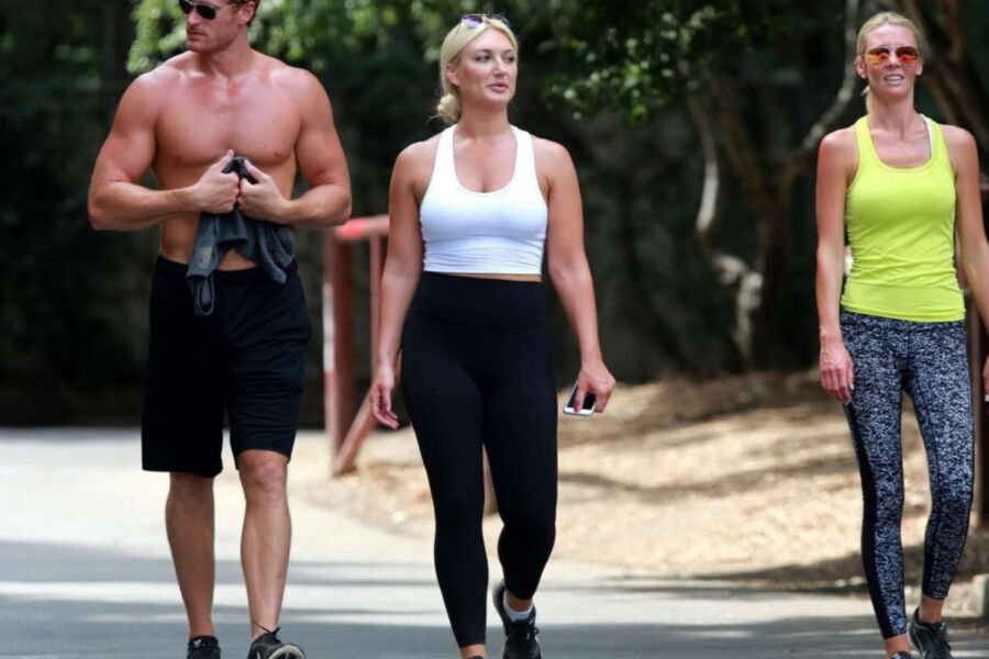 Brooke Hogan - スタジオシティでハイキングに出かける巨乳で曲線美の美女