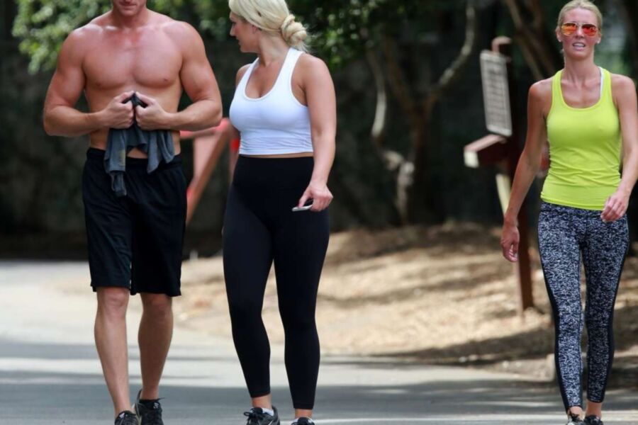 Brooke Hogan - スタジオシティでハイキングに出かける巨乳で曲線美の美女