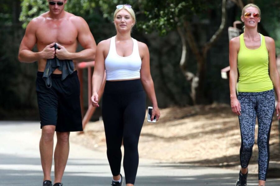 Brooke Hogan - スタジオシティでハイキングに出かける巨乳で曲線美の美女