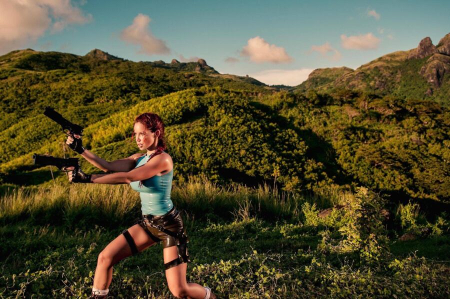 Really Hot Tomb Raider Cosplay Babe