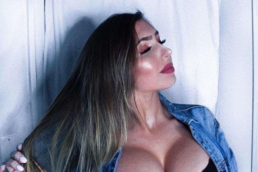 @burkekelleher Big tits boobs Busty Goddess CLEAVAGE QUEEN