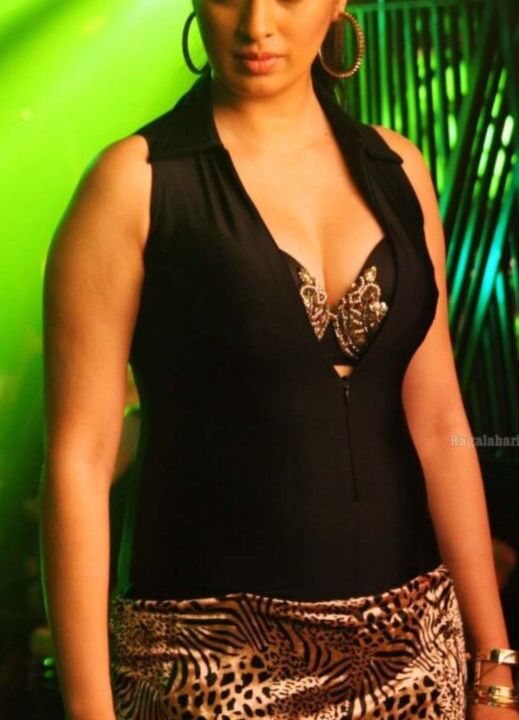 Lakshmi Rai- Spicy Balupu Item Song Stills of Busty Indian Celeb