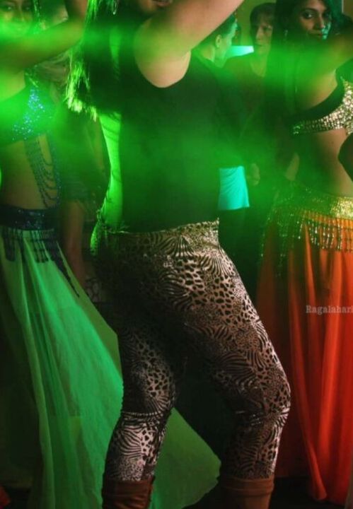 Lakshmi Rai - Spicy Balupu Item Song Stills de celebridade indiana peituda