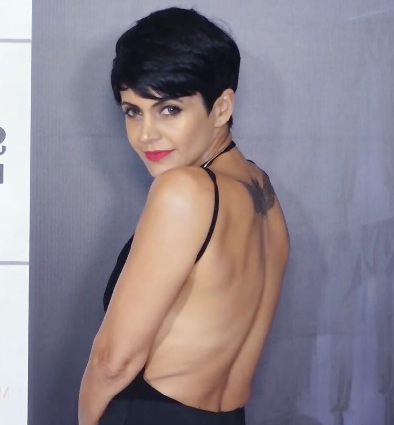 Mandira Bedi - Indian Babe Glamourosa em roupa reveladora sem costas