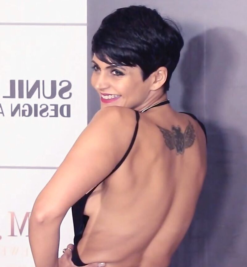 Mandira Bedi - Indian Babe Glamourosa em roupa reveladora sem costas