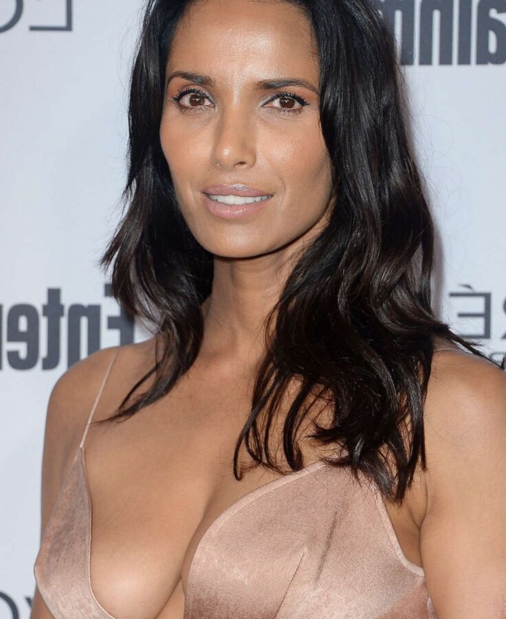 Padma Lakshmi - Nena india tetona muestra un cuerpo sexy en atuendos calientes