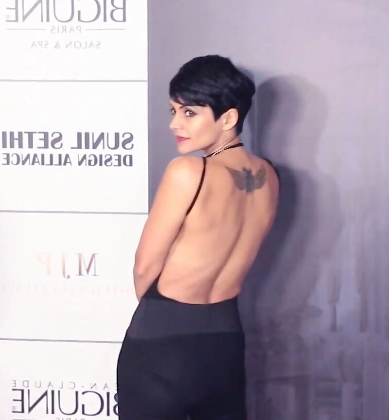 Mandira Bedi - Indian Babe Glamourosa em roupa reveladora sem costas