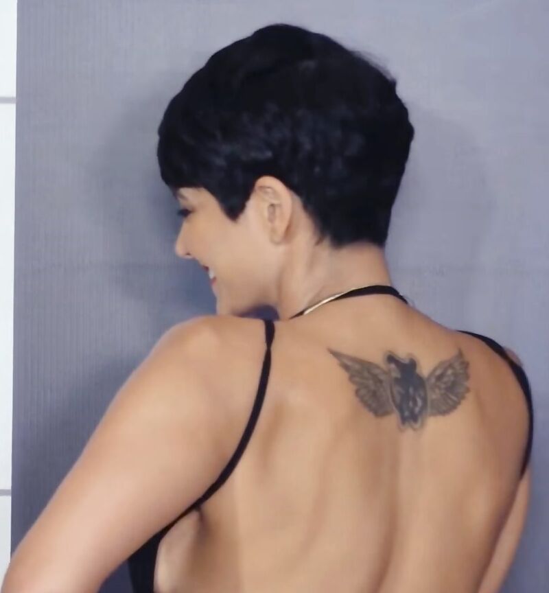 Mandira Bedi - Indian Babe Glamourosa em roupa reveladora sem costas