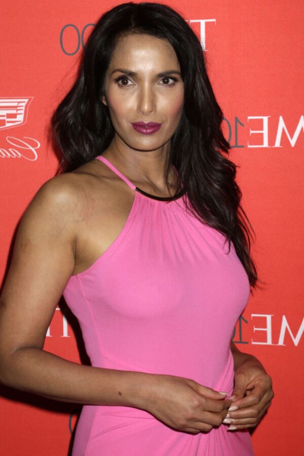 Padma Lakshmi – Vollbusiges indisches Babe zeigt sexy Körper in heißen Outfits