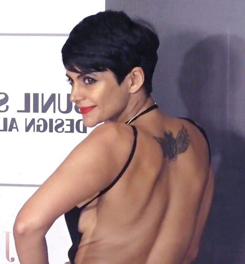 Mandira Bedi - Indian Babe Glamourosa em roupa reveladora sem costas