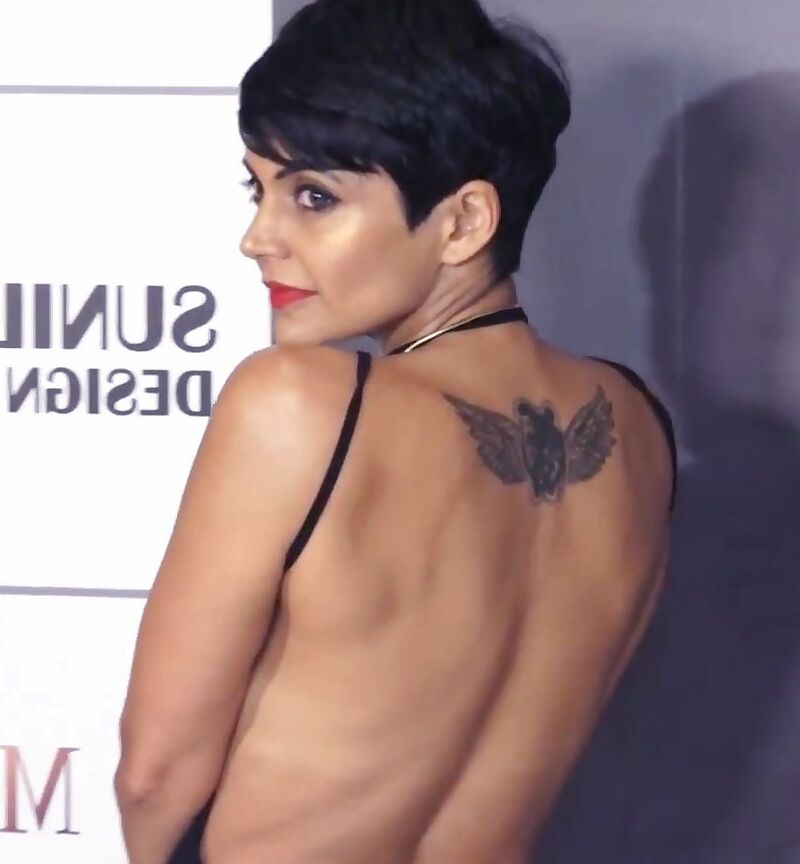 Mandira Bedi - Indian Babe Glamourosa em roupa reveladora sem costas