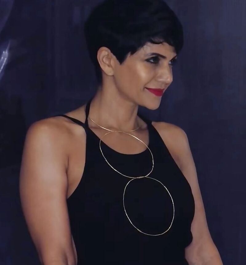 Mandira Bedi - Indian Babe Glamourosa em roupa reveladora sem costas