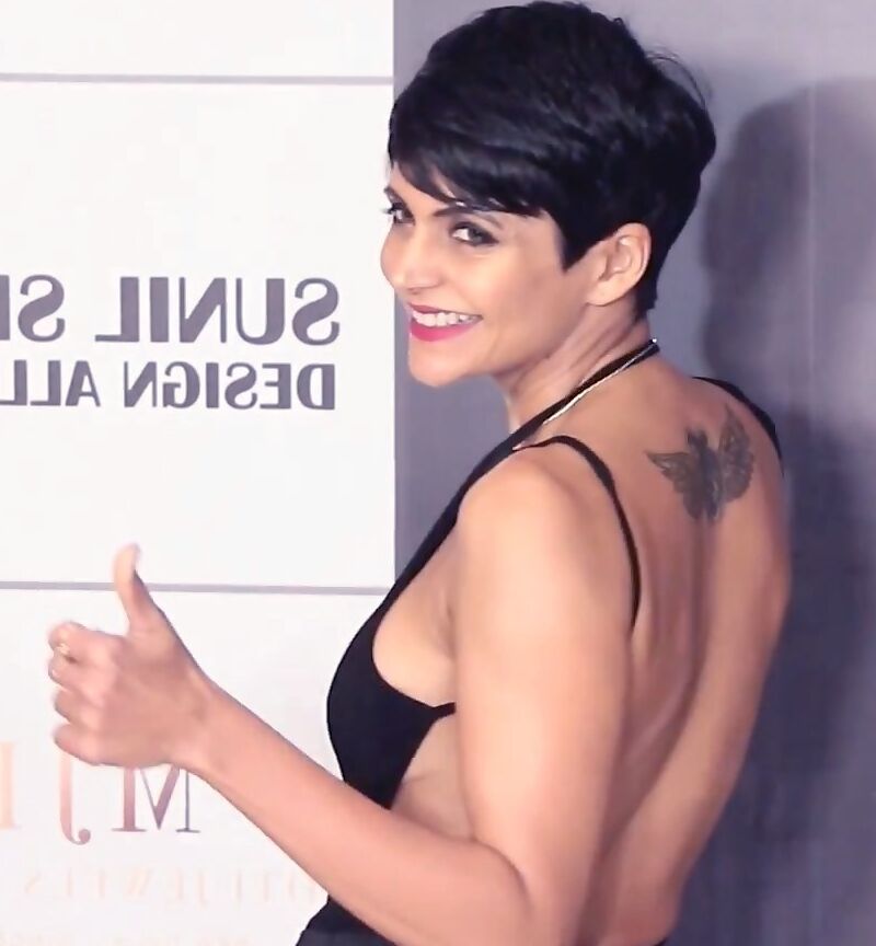 Mandira Bedi - Indian Babe Glamourosa em roupa reveladora sem costas