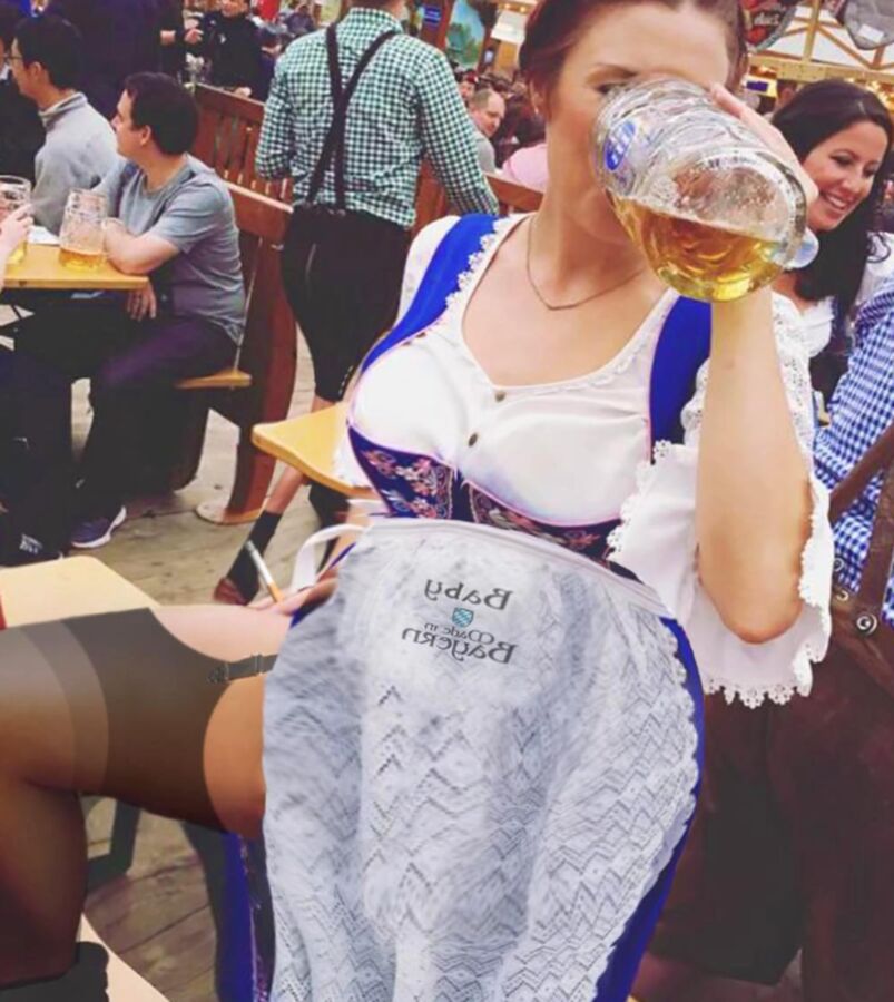 Fesche Madln im Dirndl zum Zweihundertzwanzigst`n