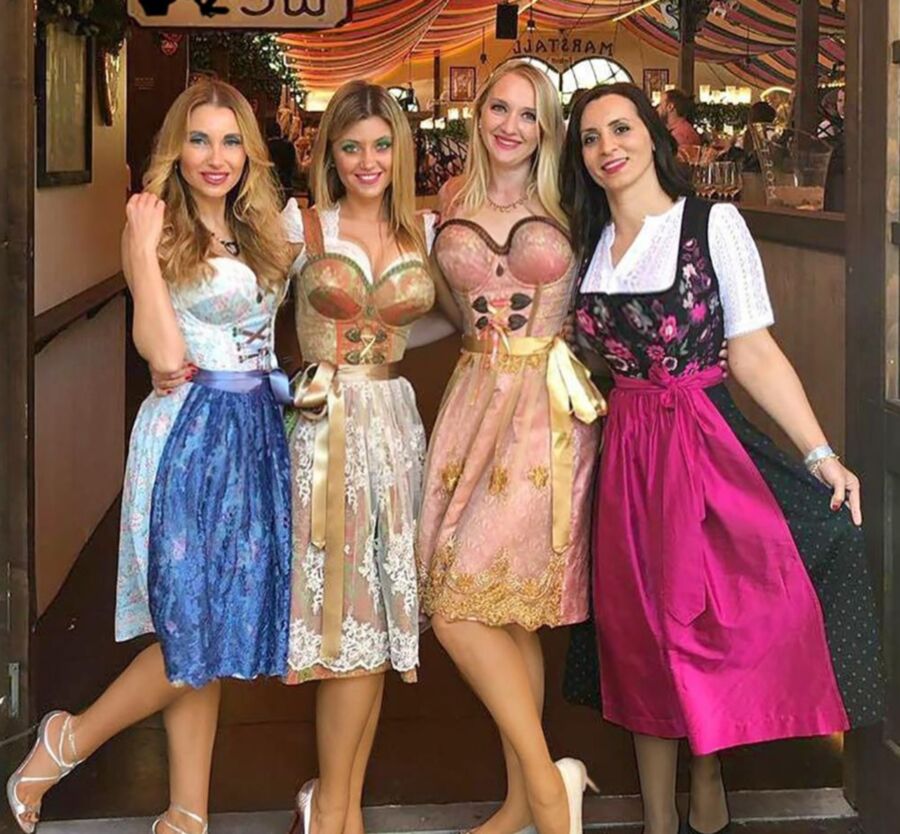 Fesche Madln im Dirndl zum Zweihundertzwanzigst`n