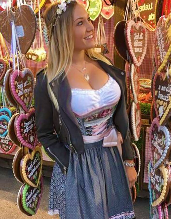 Fesche Madln im Dirndl zum Zweihundertzwanzigsten