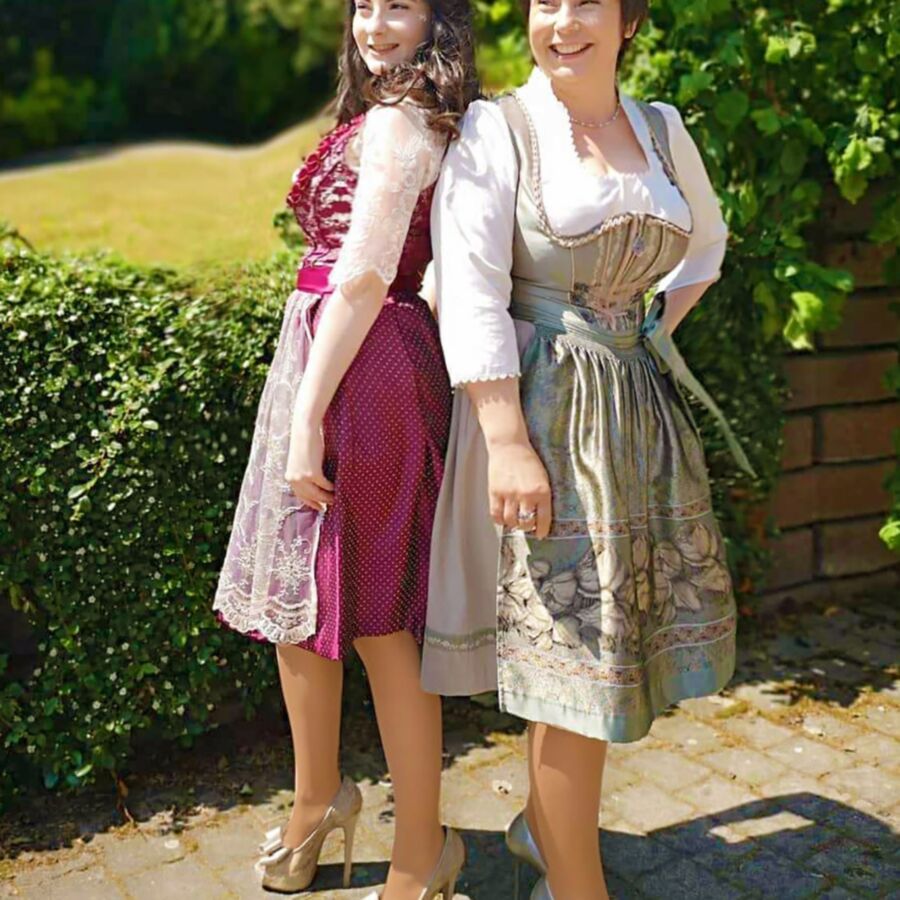 Fesche Madln im Dirndl zum Zweihundertzwanzigsten