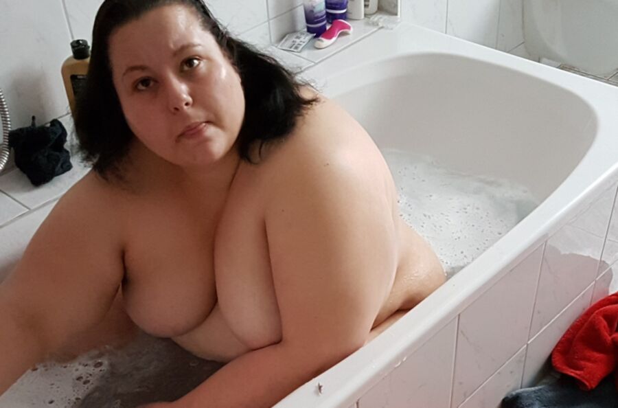 Esposa puta gorda tomando un baño expuesto