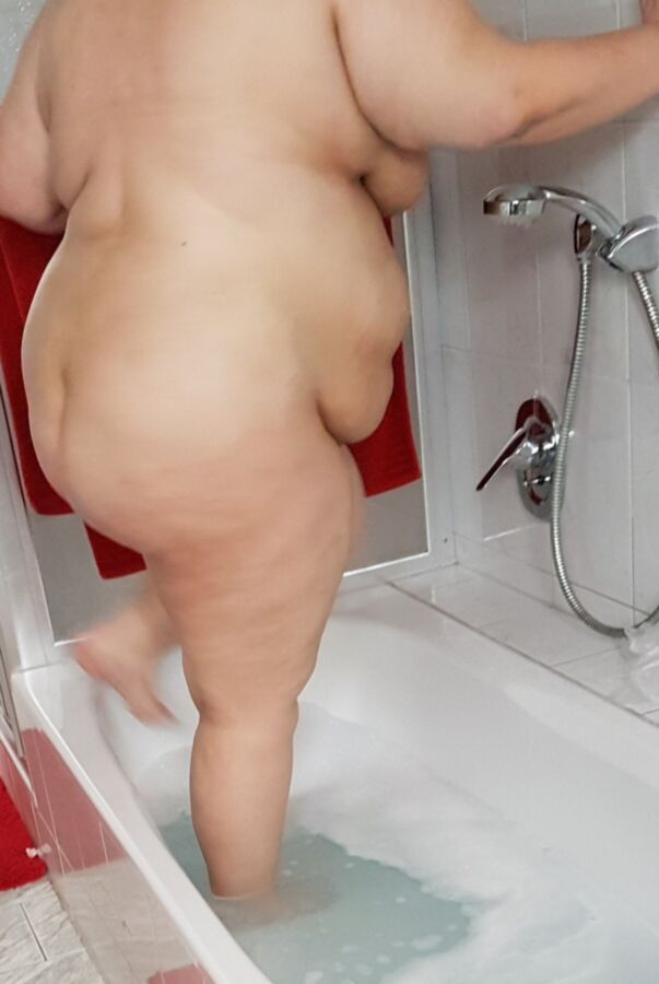 Esposa puta gorda tomando un baño expuesto