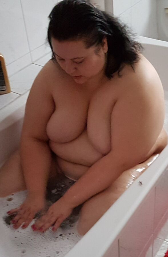 Esposa vagabunda gorda tomando banho exposta