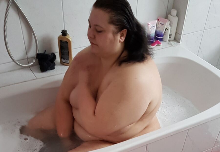 Esposa puta gorda tomando un baño expuesto