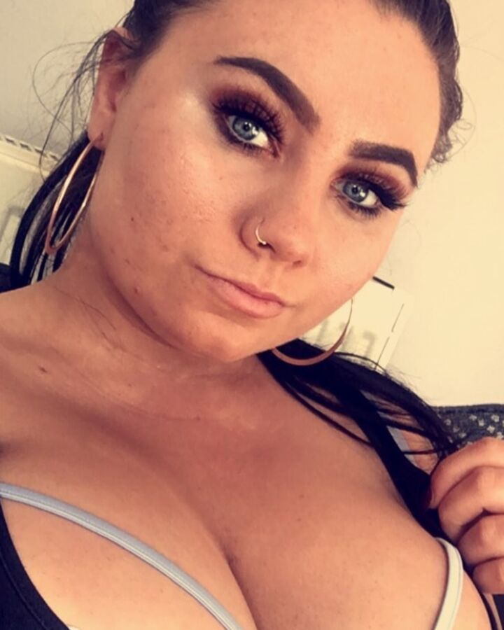 Fat Chav Slag Jade a d'énormes seins ! 