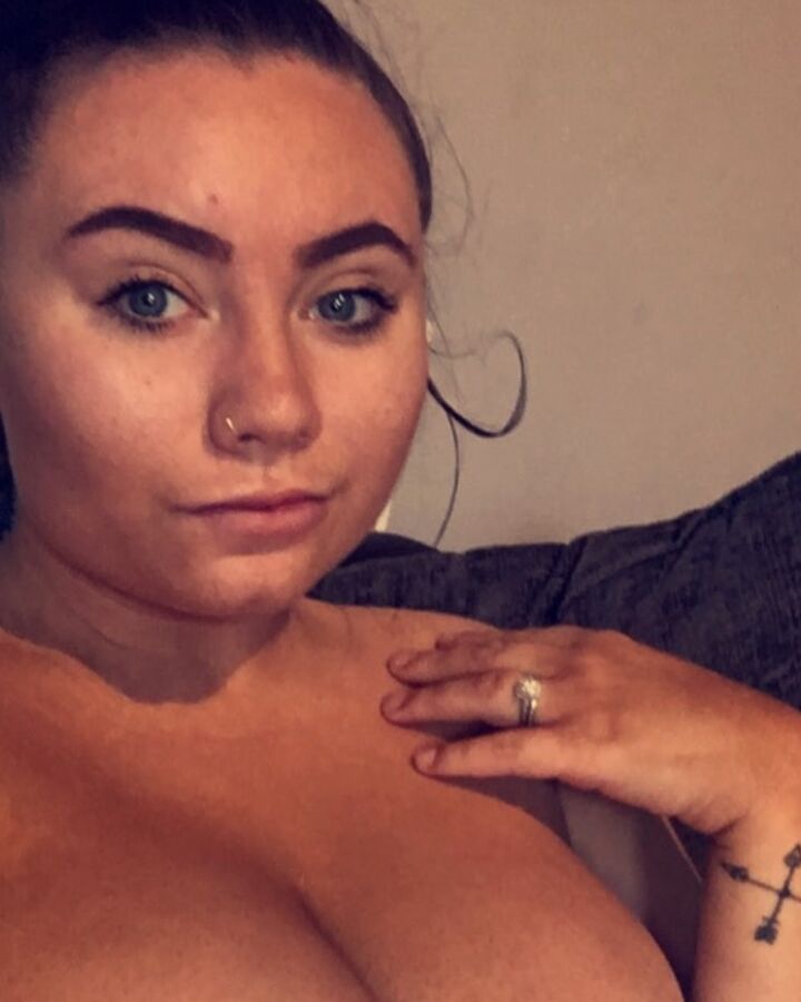 Fat Chav Slag Jade a d'énormes seins ! 