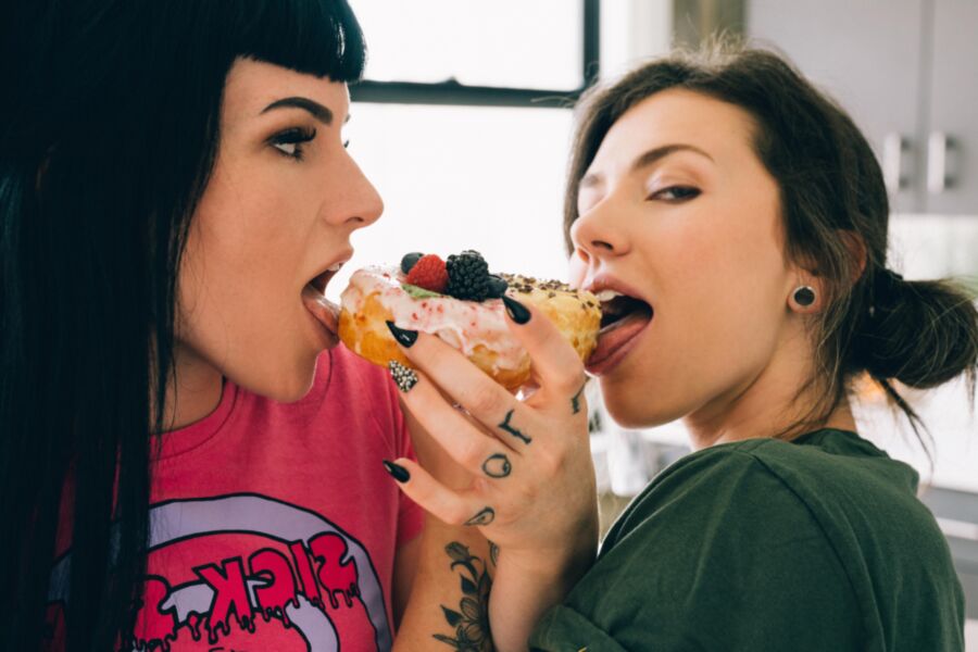 SuicideGirls Milenci Penny - amiga donut