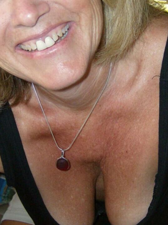 Beautiful cleavage and downblouse