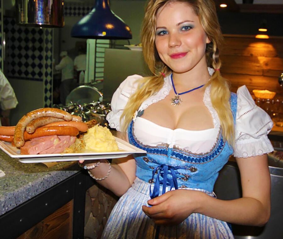 Fesche Madln im Dirndl zum Zweihundertsechsunddreisigst`n